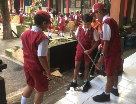 MENYAPU HALAMAN SEKOLAH