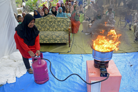 PELATIHAN PENANGGULANGAN KEBAKARAN