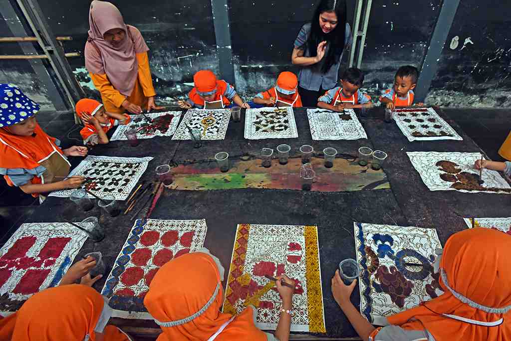 PENGENALAN BATIK BANTEN UNTUK MURID TK