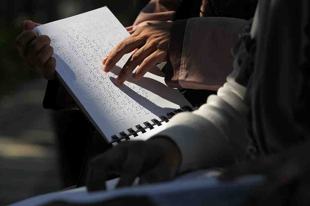 MEMBACA AL QURAN BRAILLE DI TUNJUNGAN