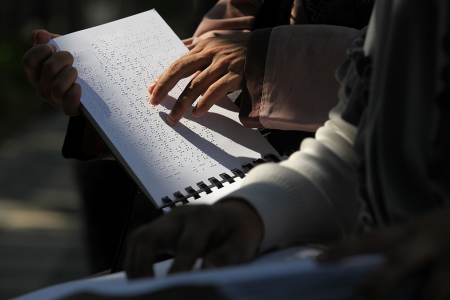 MEMBACA AL QURAN BRAILLE DI TUNJUNGAN
