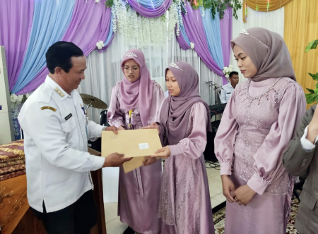 SERAHKAN PIAGAM PENGHARGAAN