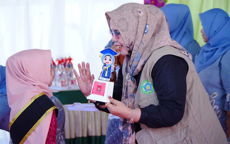 SERAHKAN CINDERAMATA KELULUSAN
