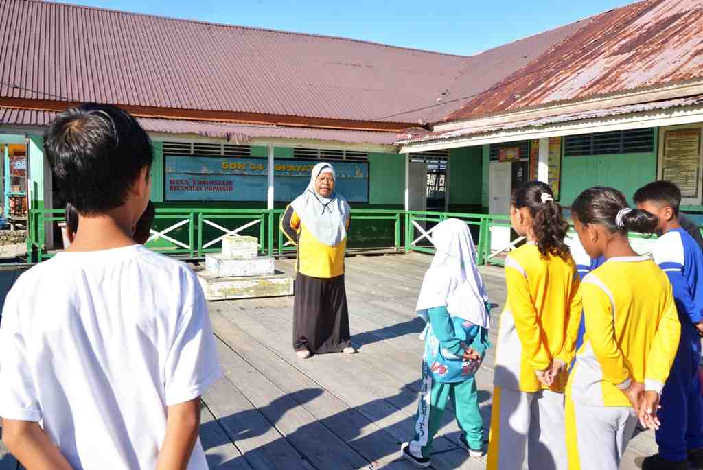 BERI ARAHAN KEPADA SISWA