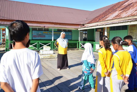 BERI ARAHAN KEPADA SISWA