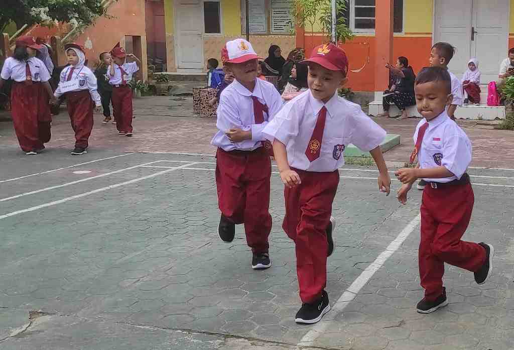 BERMAIN BERSAMA TEMAN