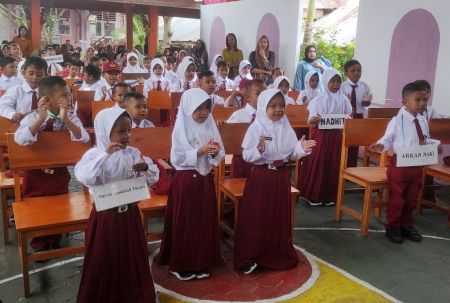 BERNYANYI BERSAMA