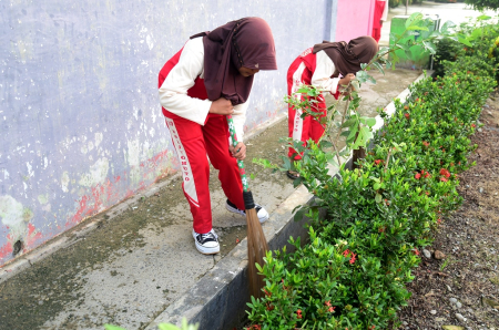 BERSIHKAN LINGKUNGAN SEKOLAH