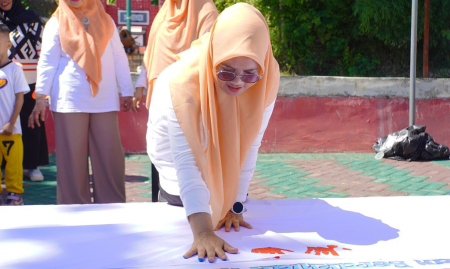 CAP TANGAN TANDA KEBERSAMAAN ANTARA ANAK DAN GURU