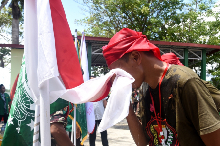 CIUM BENDERA MERAH PUTIH