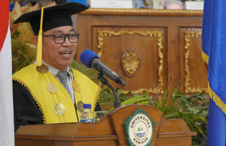 JUNJUNG TINGGI NAMA BAIK ALMAMATER UNKHAIR TERNATE