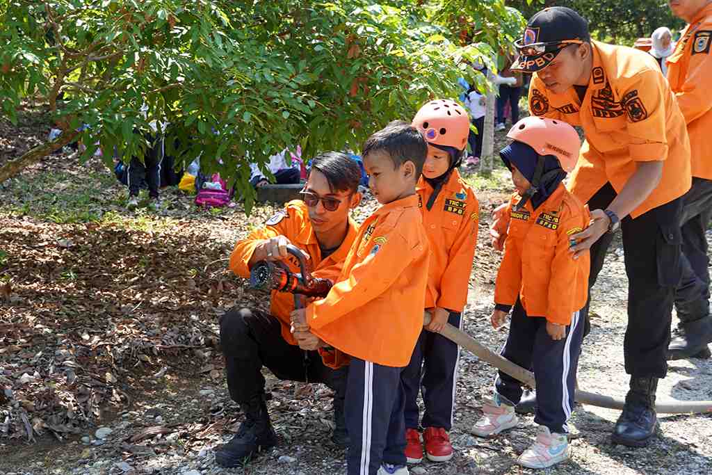 BELAJAR GUNAKAN ALAT PEMADAM