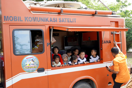 MOBIL KOMUNIKASI SATELIT