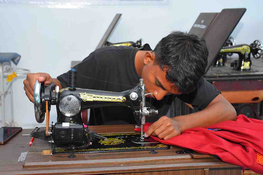 PRAKTIKUM MENJAHIT