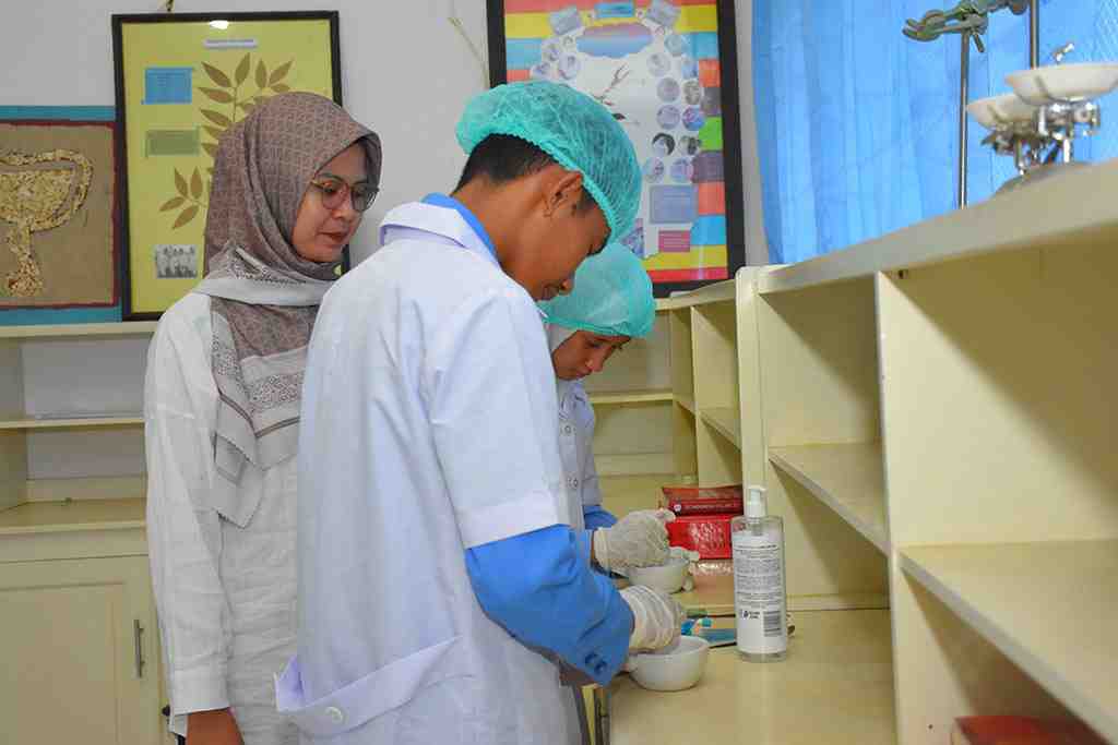 PRAKTIKUM MERACIK OBAT