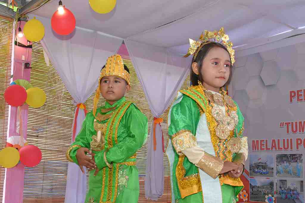 PERAGAAN PAKAIAN PENGANTIN