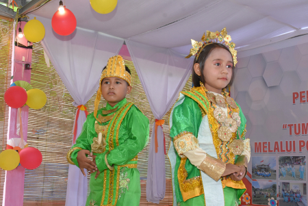 PERAGAAN PAKAIAN PENGANTIN
