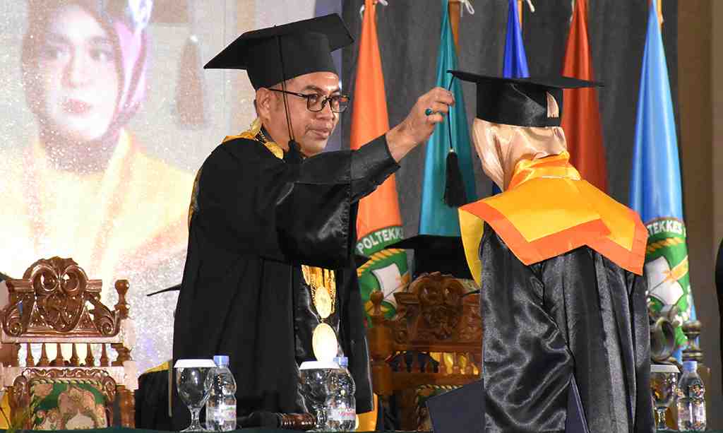 WISUDA PTOGRAM DIPLOMA POLTEKES TERNATE