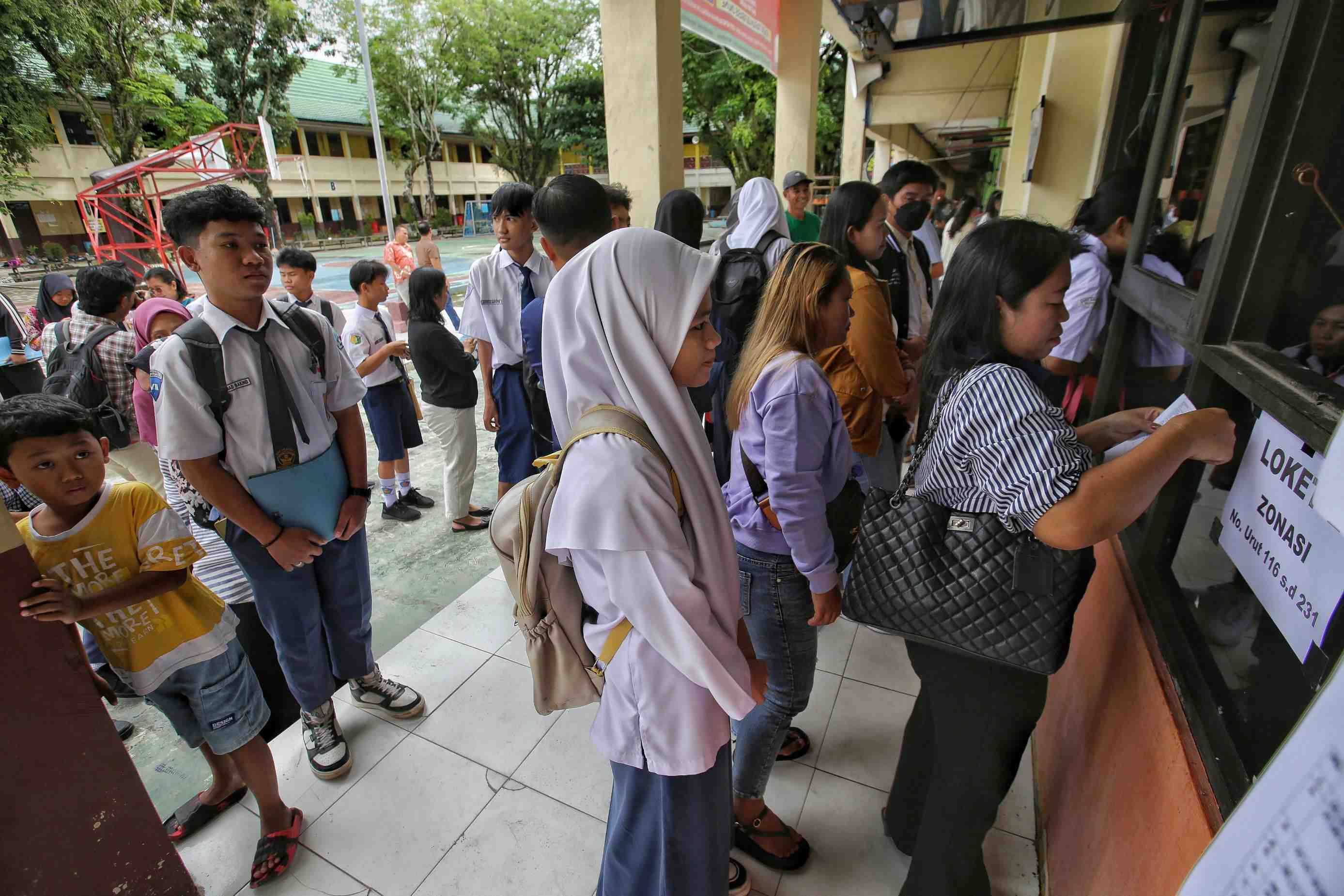 ANTRE DAFTAR ULANG PESERTA DIDIK