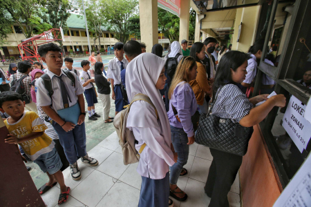 ANTRE DAFTAR ULANG PESERTA DIDIK