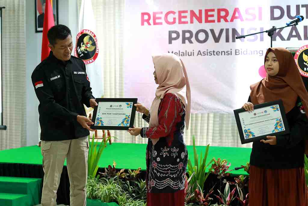 SERAHKAN PENGHARGAAN