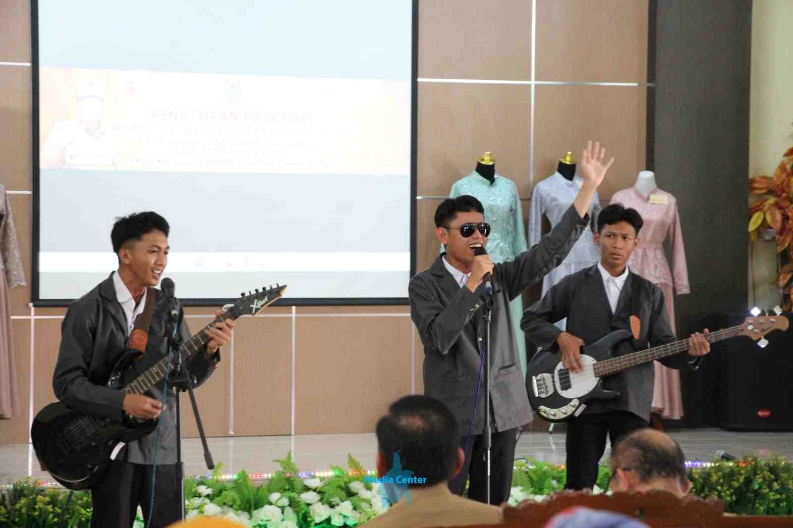 PENAMPILAN BAND DARI KLIEN