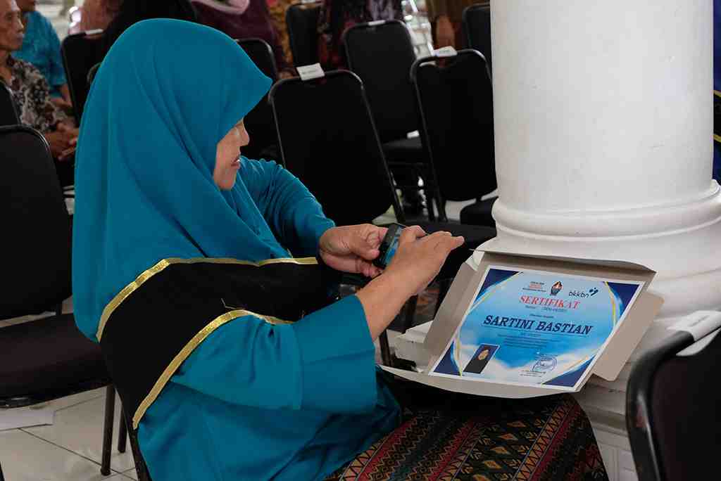 MEMFOTO SERTIFIKAT SEKOLAH LANSIA