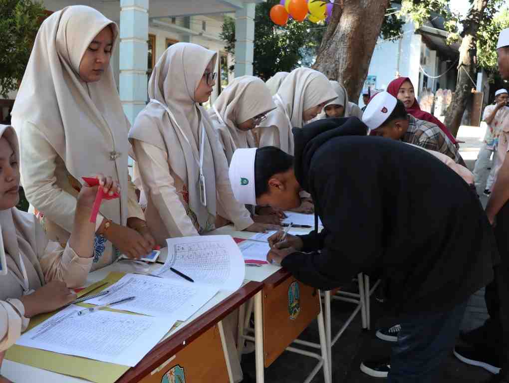 MENGIKUTI  MPLS DI LINGKUNGAN PESANTREN