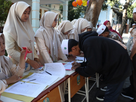 MENGIKUTI  MPLS DI LINGKUNGAN PESANTREN