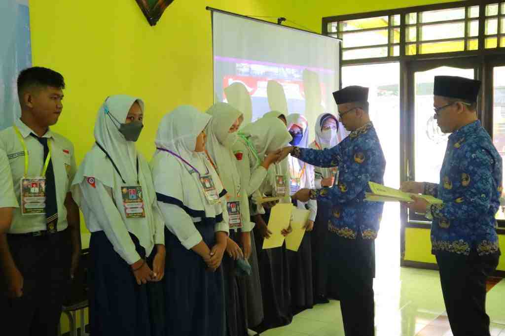 BANTUAN KEPADA SISWA YATIM PIATU