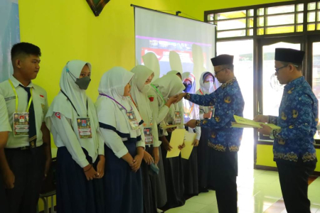 BANTUAN KEPADA SISWA YATIM PIATU