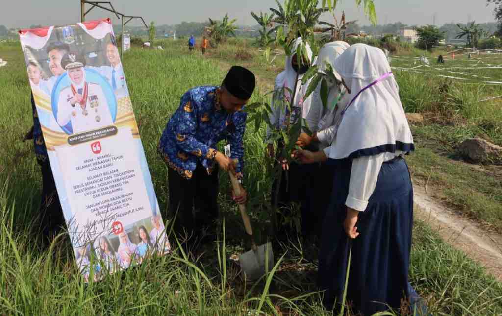 TANAM POHON DIKEGIATAN MPLS