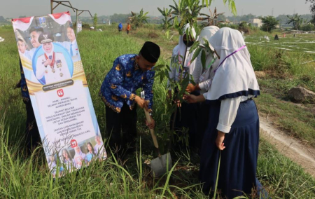 TANAM POHON DIKEGIATAN MPLS