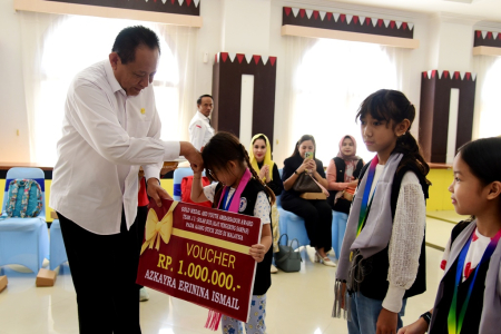 HADIAH UNTUK SISWA BERPRESTASI
