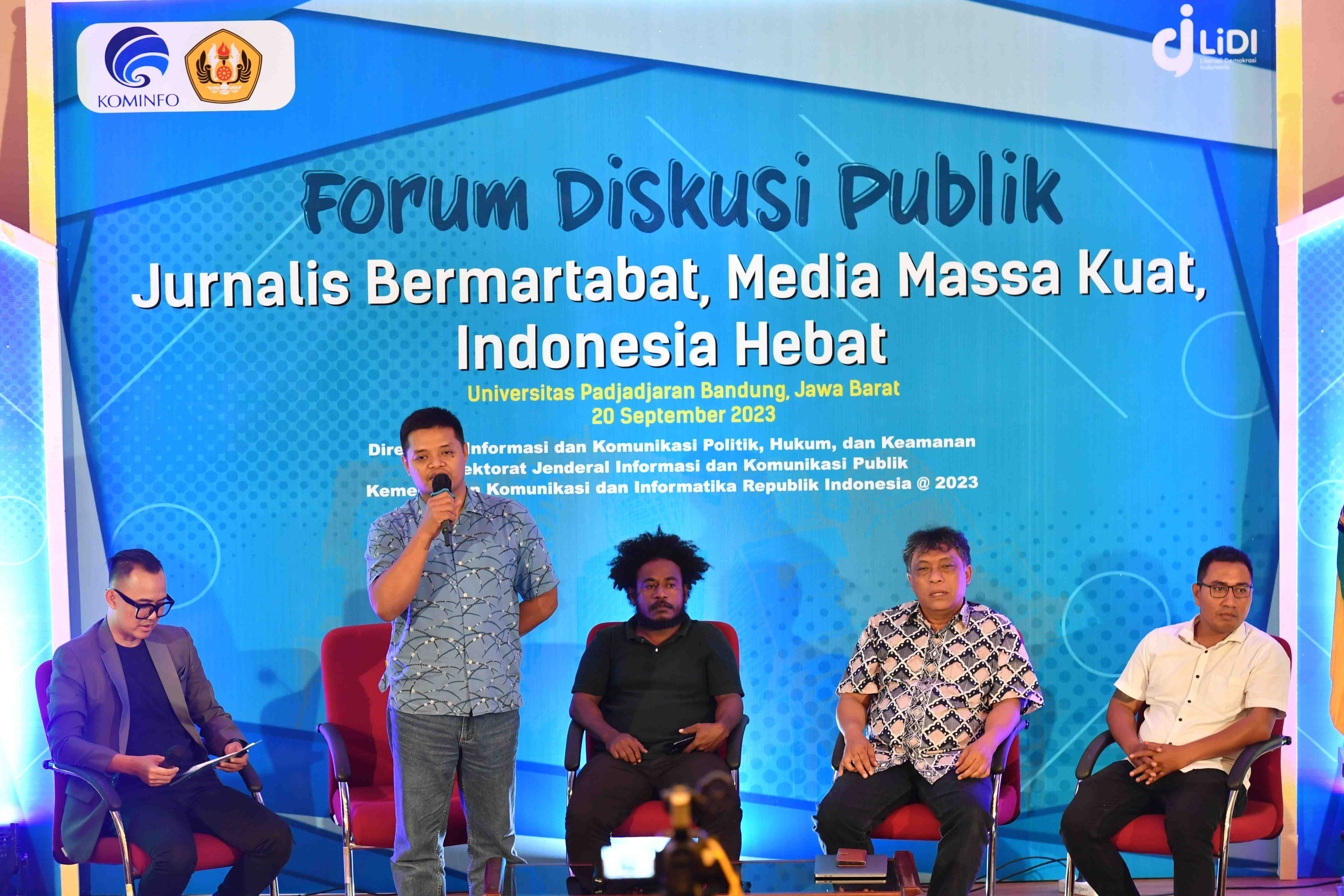 DISKUSI PUBLIK DENGAN PEWARTA PAPUA BARAT