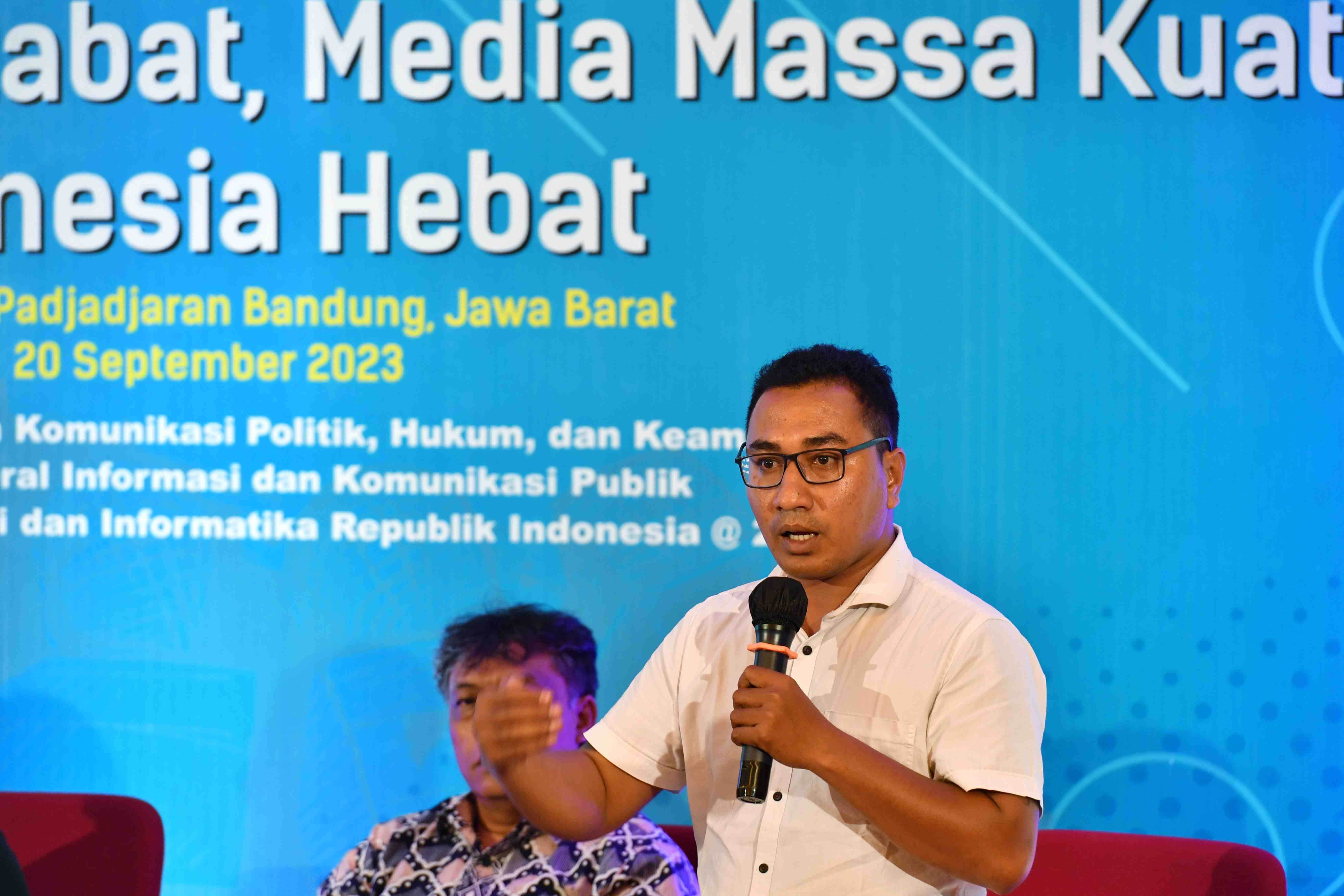 DISKUSI PUBLIK DENGAN PEWARTA PAPUA BARAT