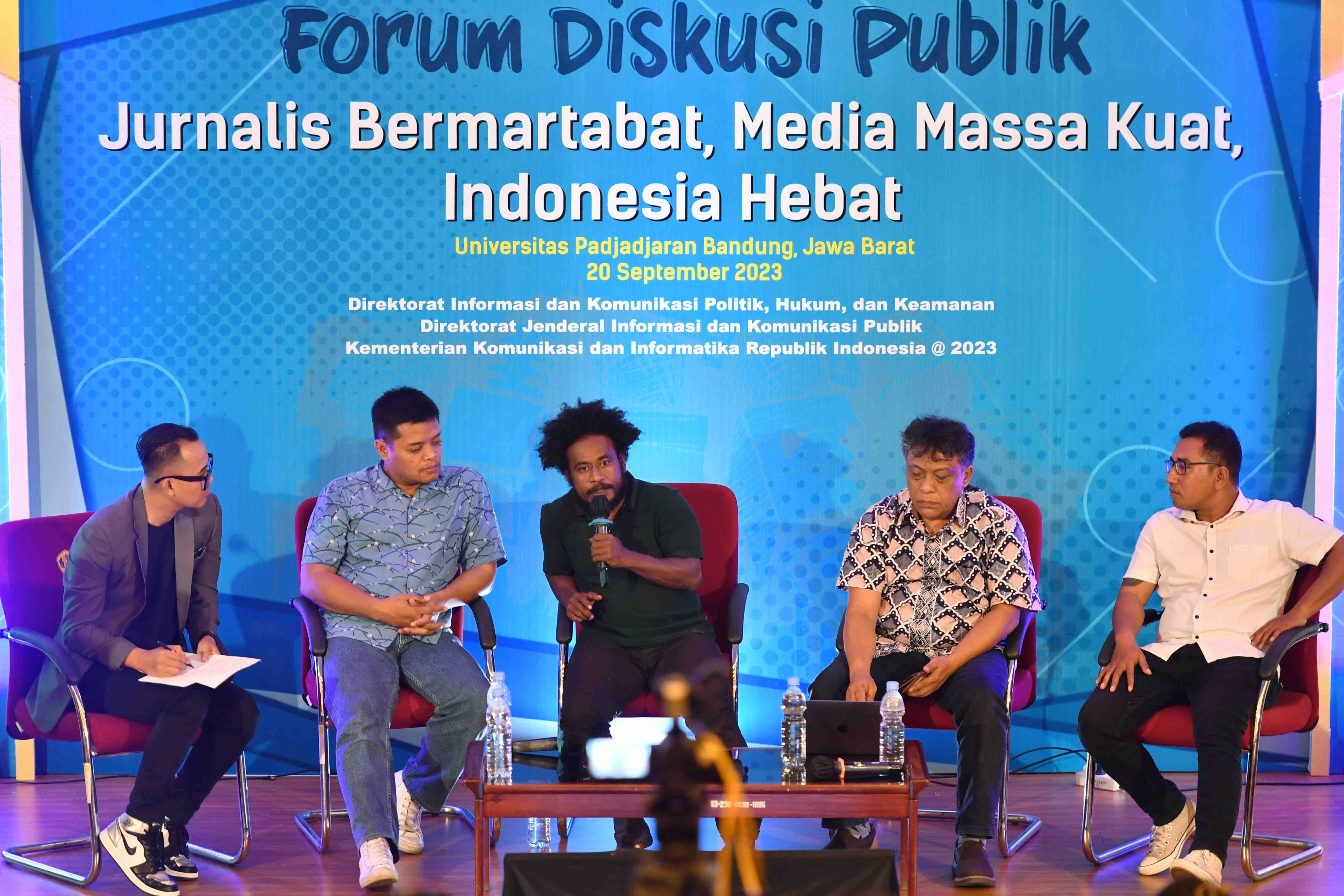 DISKUSI PUBLIK DENGAN PEWARTA PAPUA BARAT