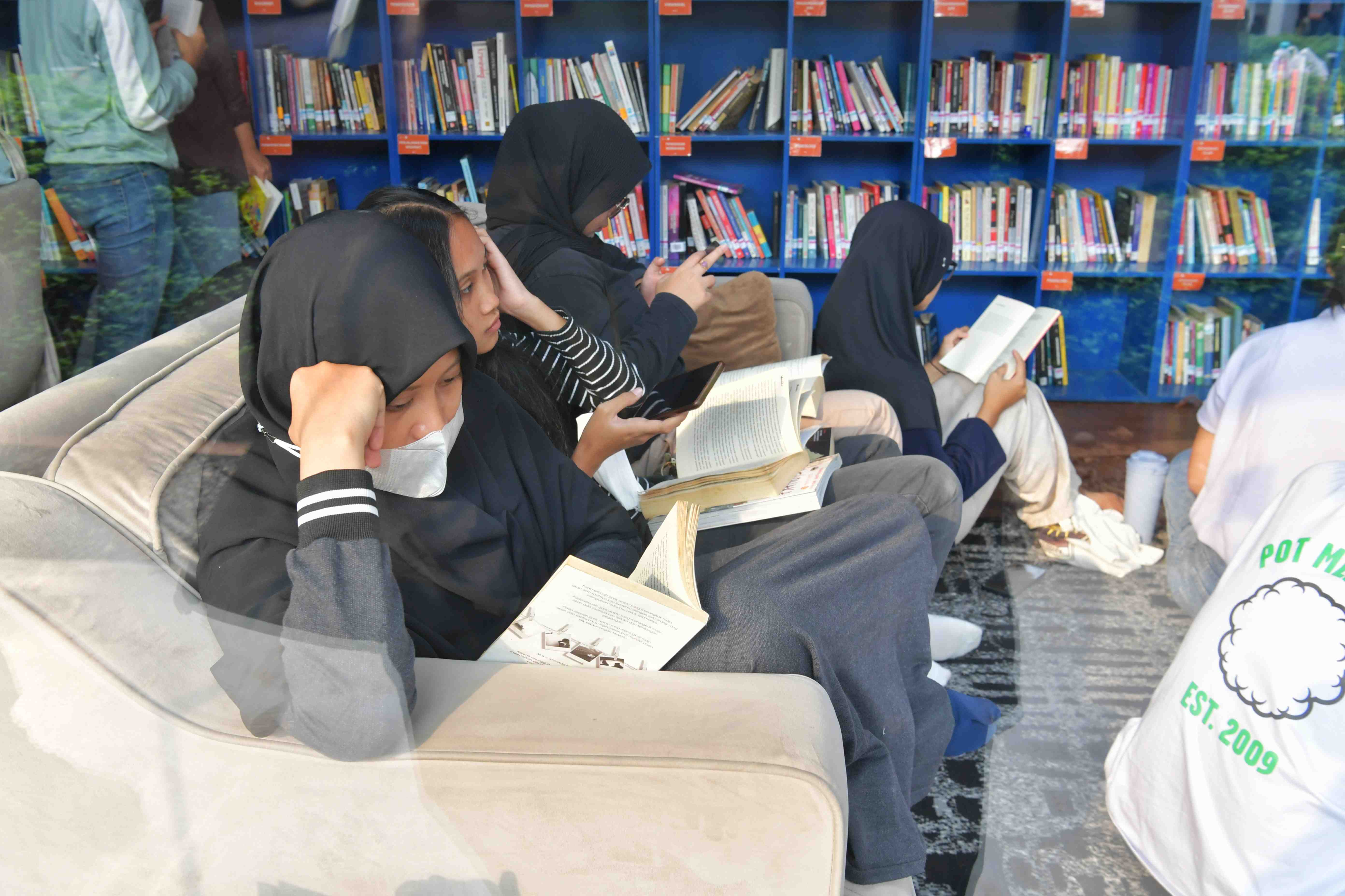 MENGUNJUNGI PERPUSTAKAAN PADA LIBUR PANJANG