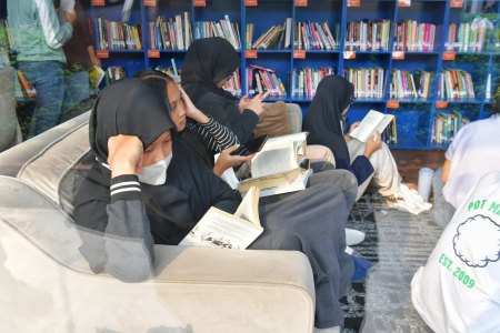 MENGUNJUNGI PERPUSTAKAAN PADA LIBUR PANJANG