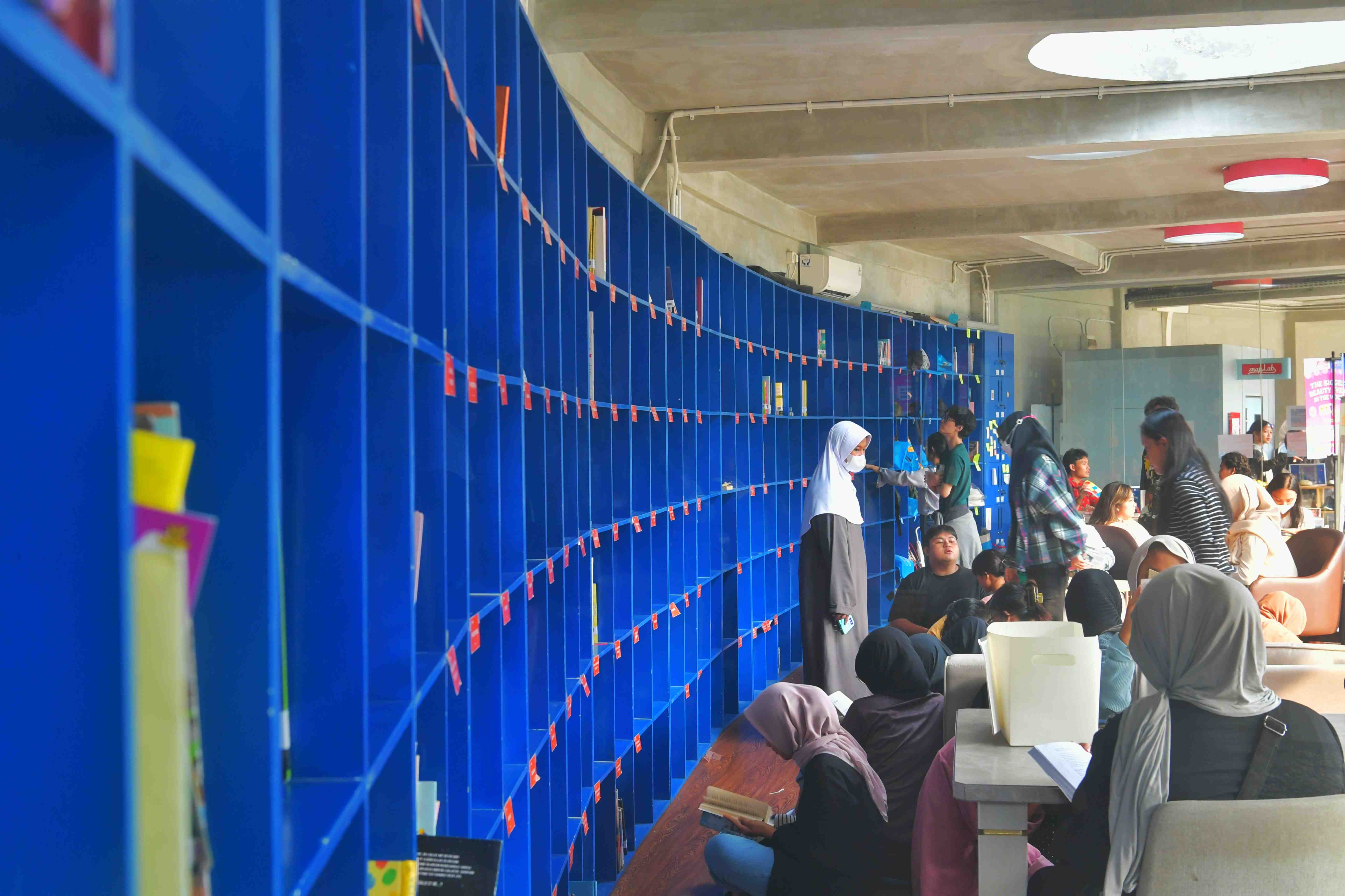 MENGUNJUNGI PERPUSTAKAAN PADA LIBUR PANJANG 
