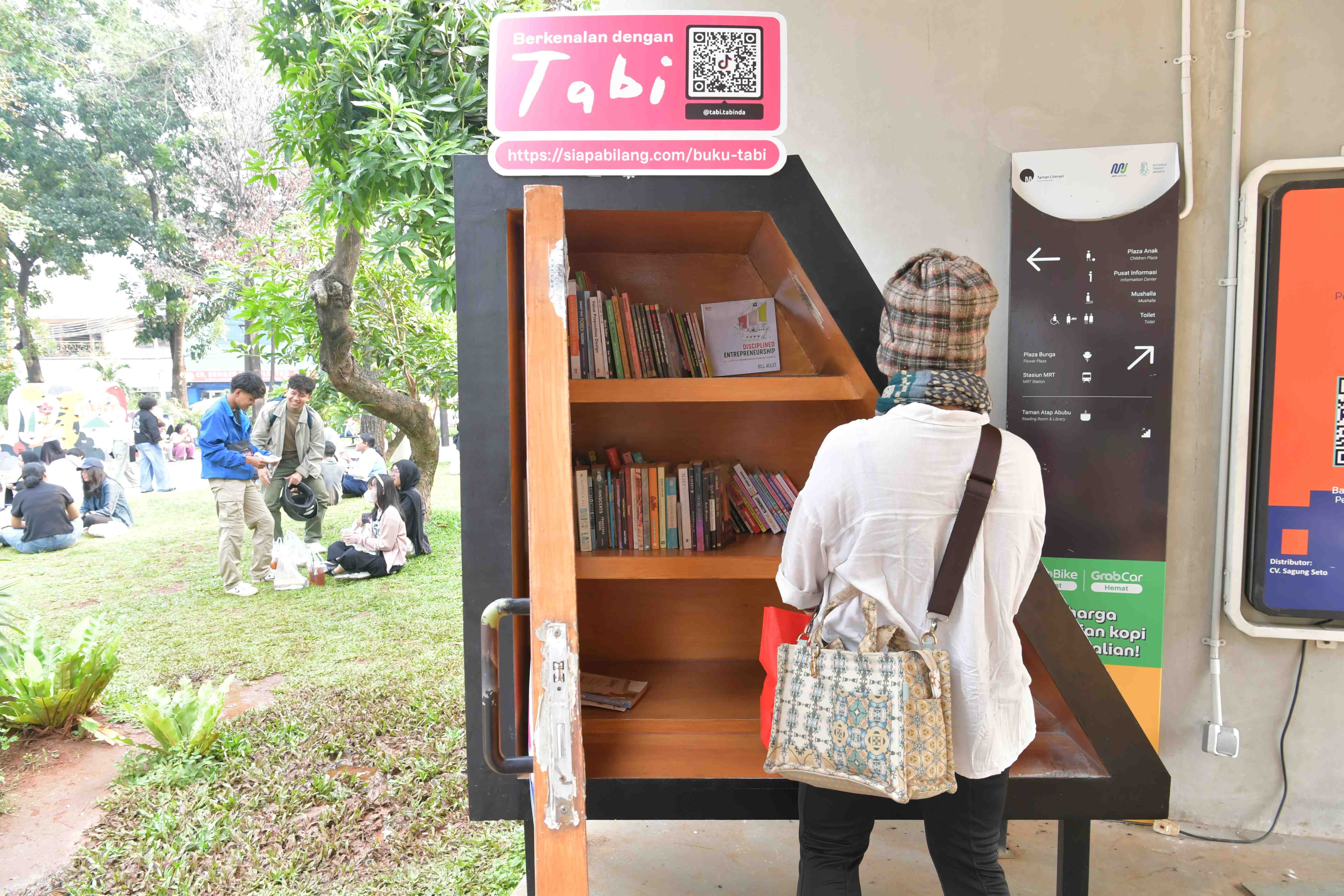 MENGUNJUNGI PERPUSTAKAAN PADA LIBUR PANJANG 