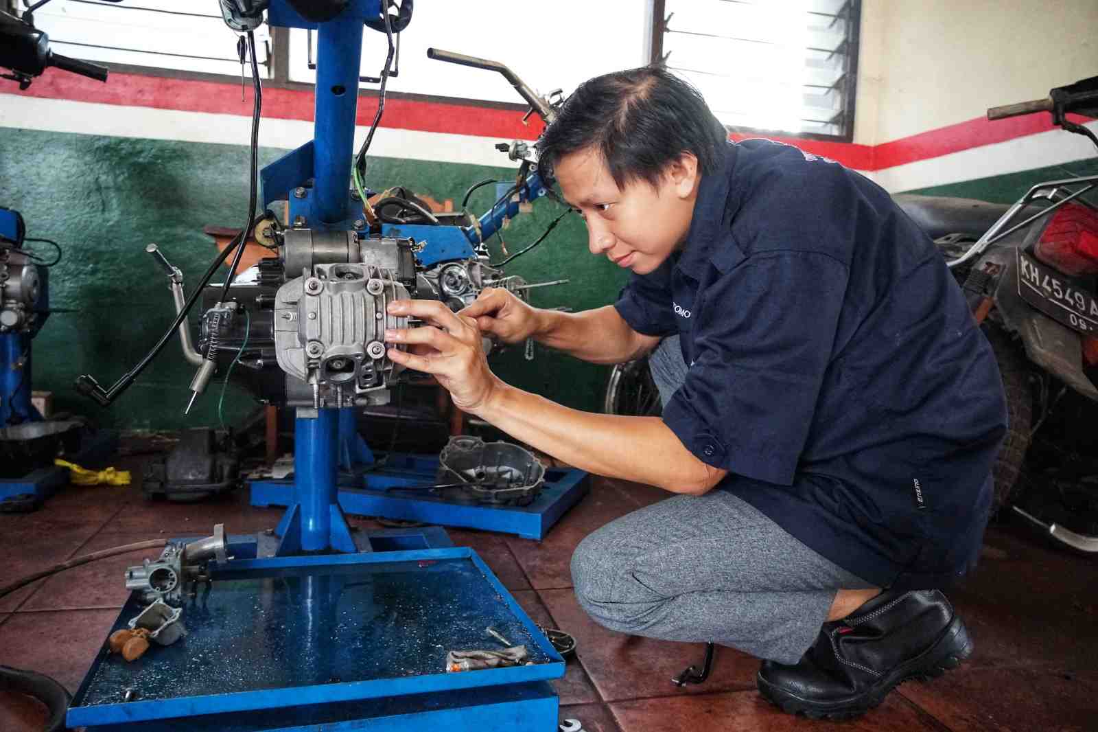 PELATIHAN SERVIS MOTOR KONVENSIONAL