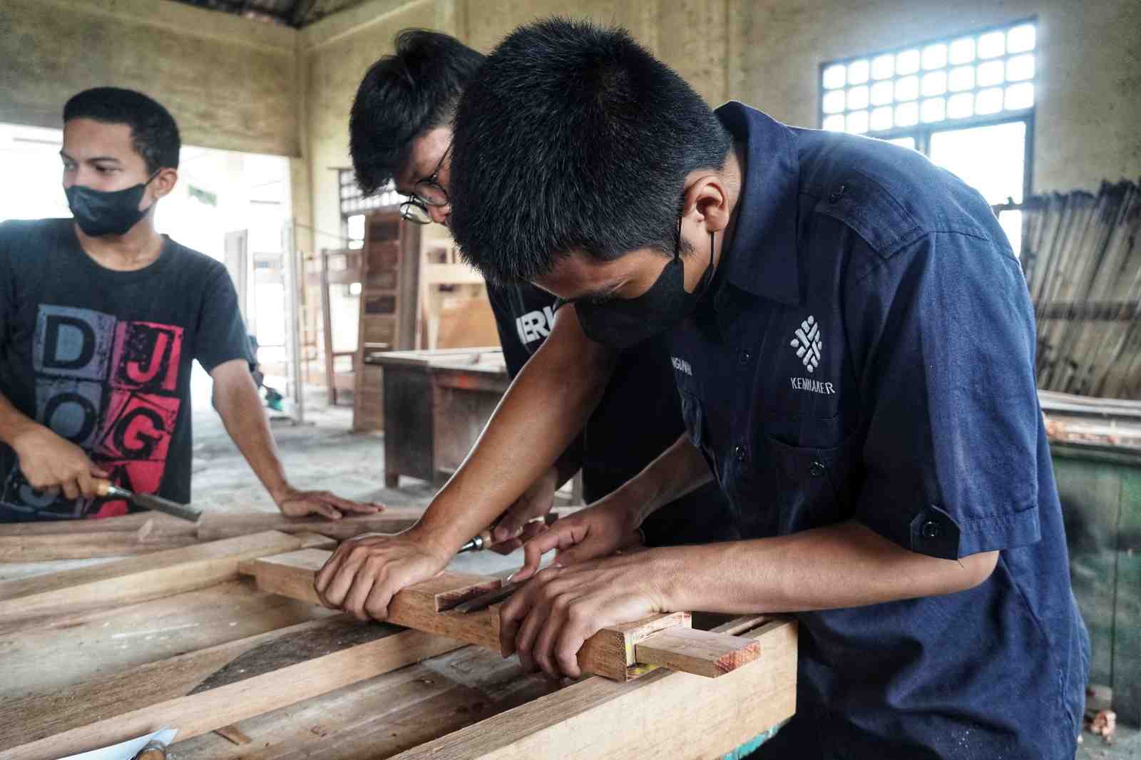 PELATIHAN FINISHING TEKNIK SEMPROT