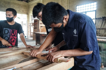 PELATIHAN FINISHING TEKNIK SEMPROT