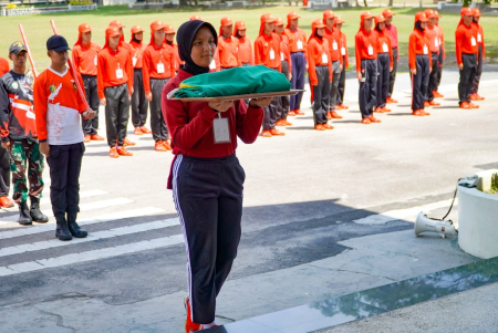 LATIHAN MEMBAWA BENDERA
