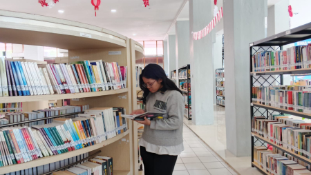 BACA BUKU DI PERPUSTAKAAN