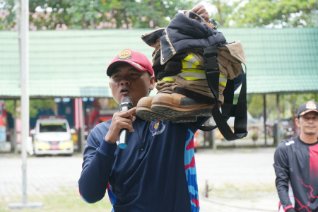 TUNJUKKAN PAKAIAN PELINDUNG DIRI
