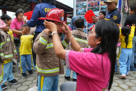 PASANGKAN HELM PEMADAM KEBAKARAN