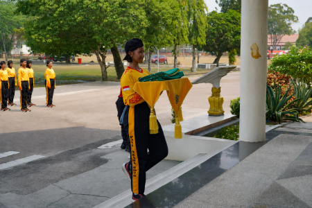 LATIHAN MENURUNI TANGGA