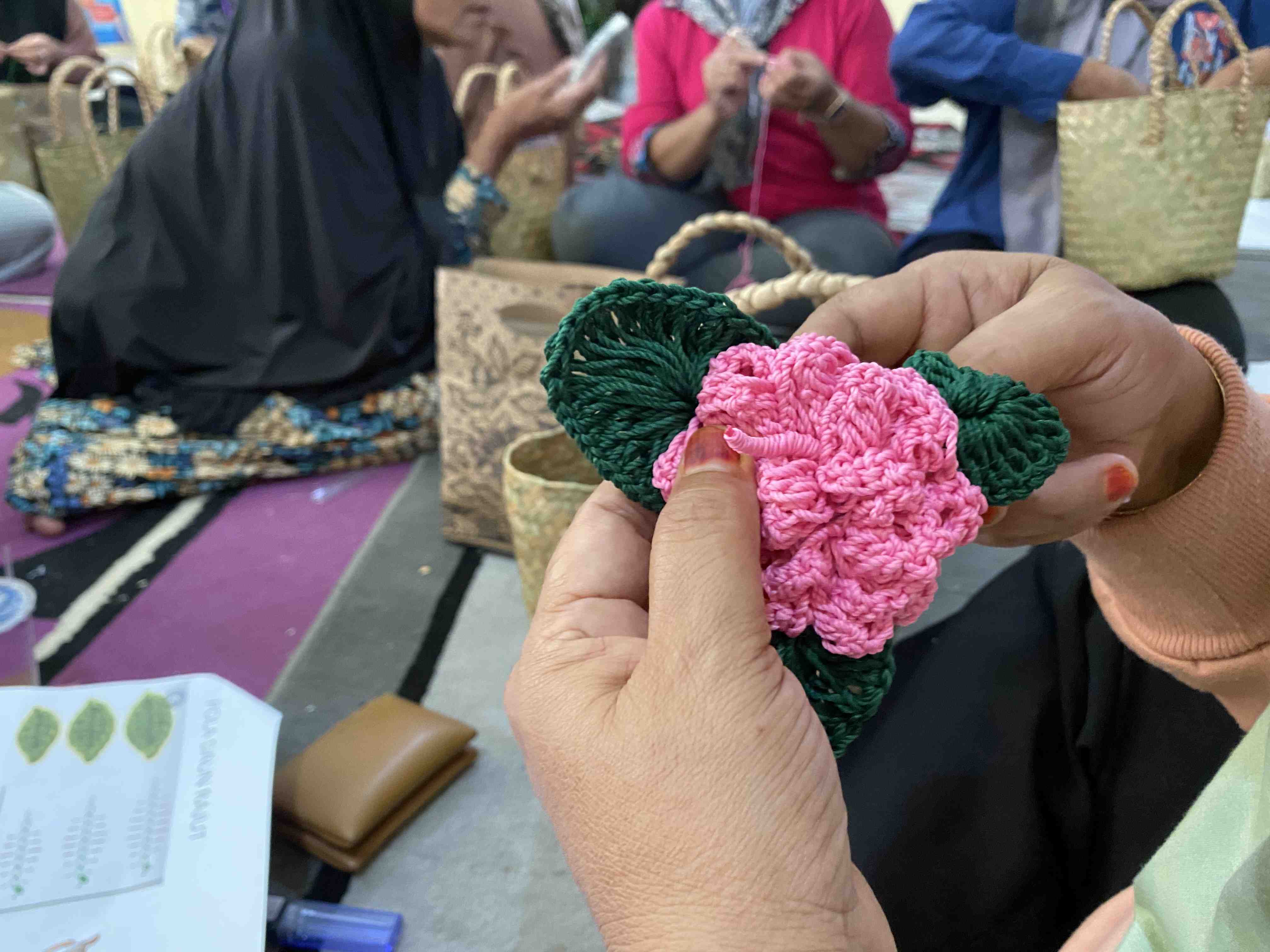 MEMBUAT RAJUTAN POLA DAUN 